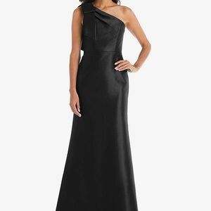 SELLING FOUR OF THESE DESSY DRESSES!